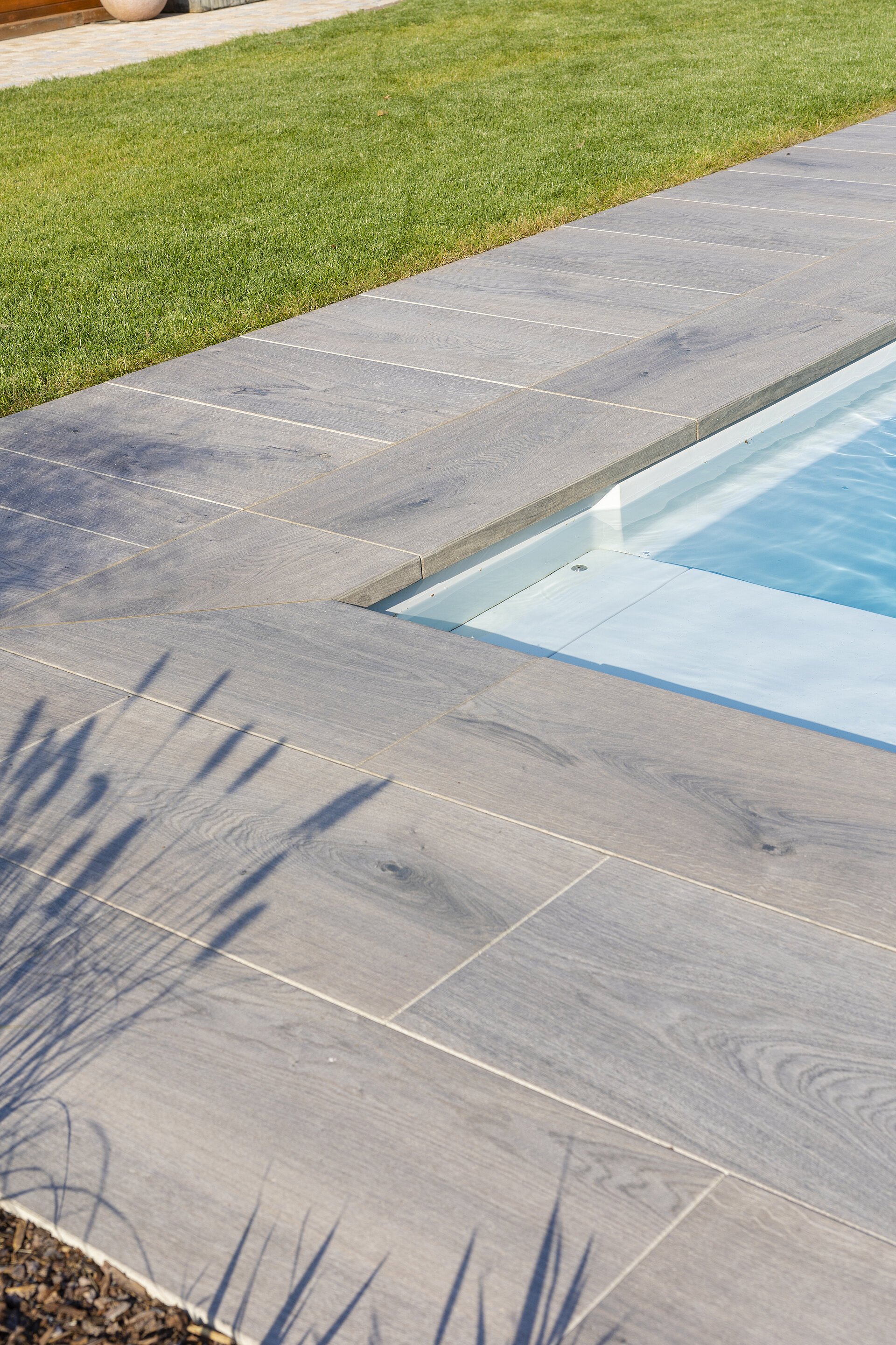 Terrassenplatten mit Sichtkanten für die Poolumrandung
