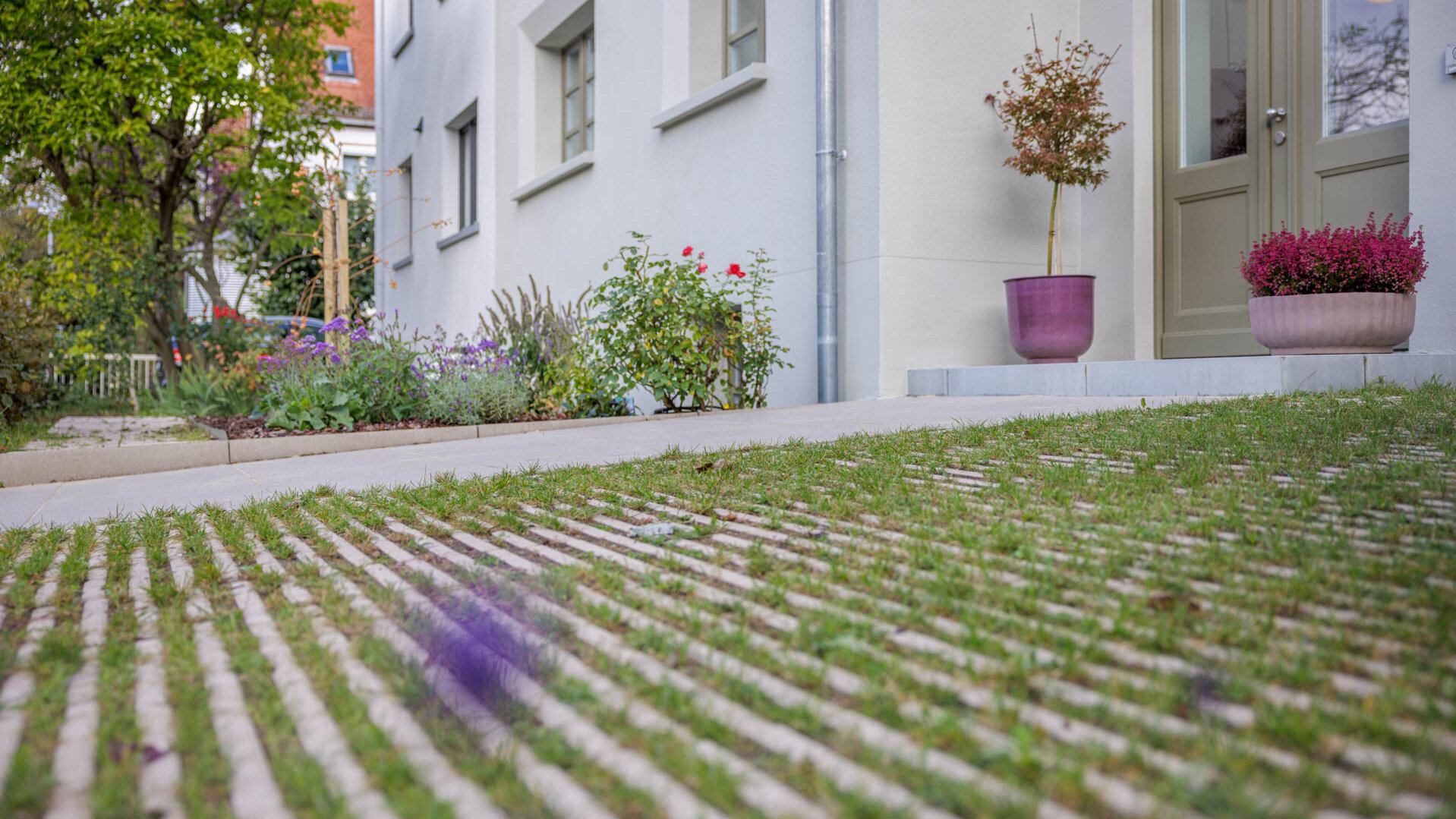 Hydropor KL-Grünfugenplatte color neo organic CO-02 Begrünter Eingangsbereich mit Hydropor KL-Grünfugenplatte in color neo organic CO-02