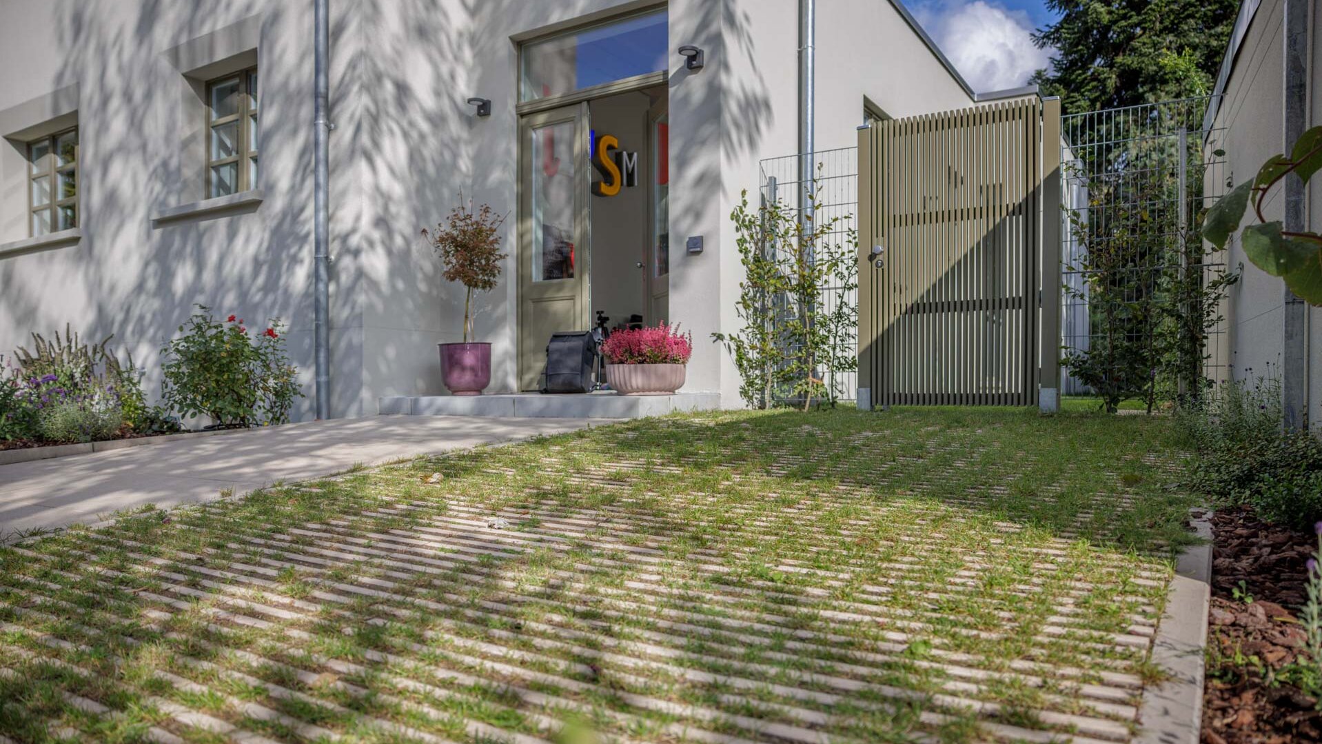 Hydropor KL-Grünfugenplatte Hauseingang mit Hydropor KL-Grünfugenplatte