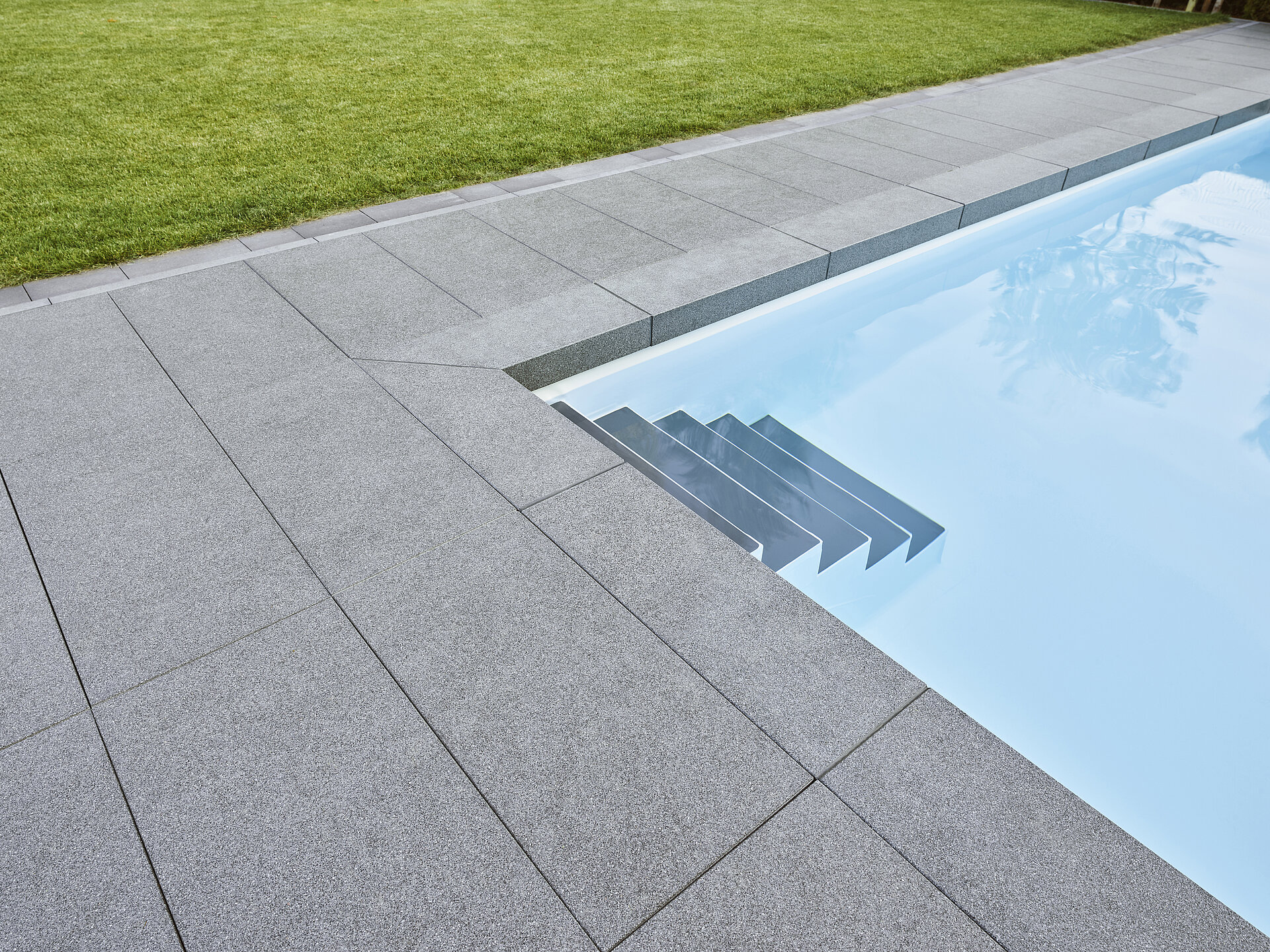 Poolumrandung mit silkstone Terrassenplatten mit Sichtkanten