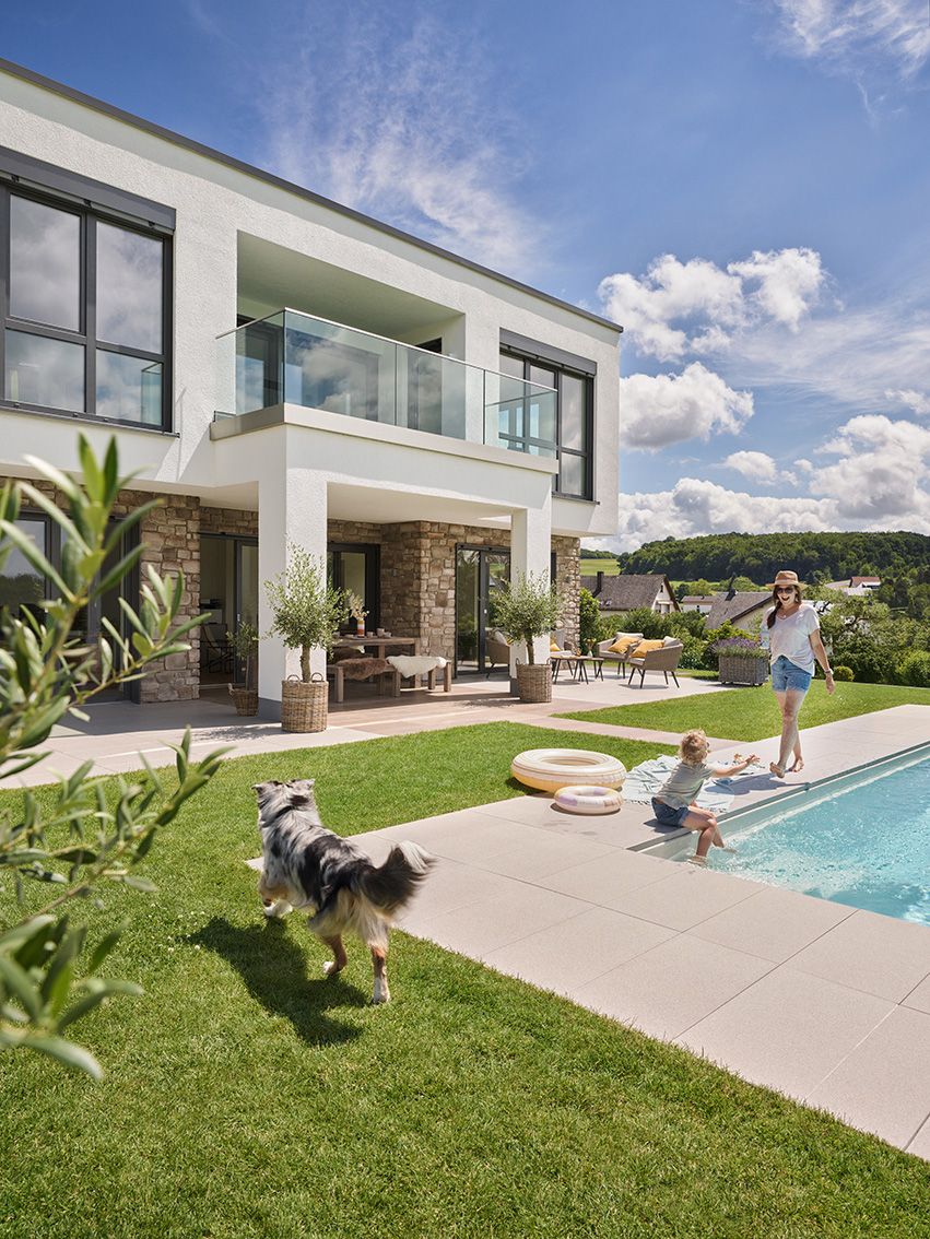 rinn-beton_HAU_220625_IRM-reh_0400_EBV_Variante_Hund_laufend_web.jpg Haus mit Pool