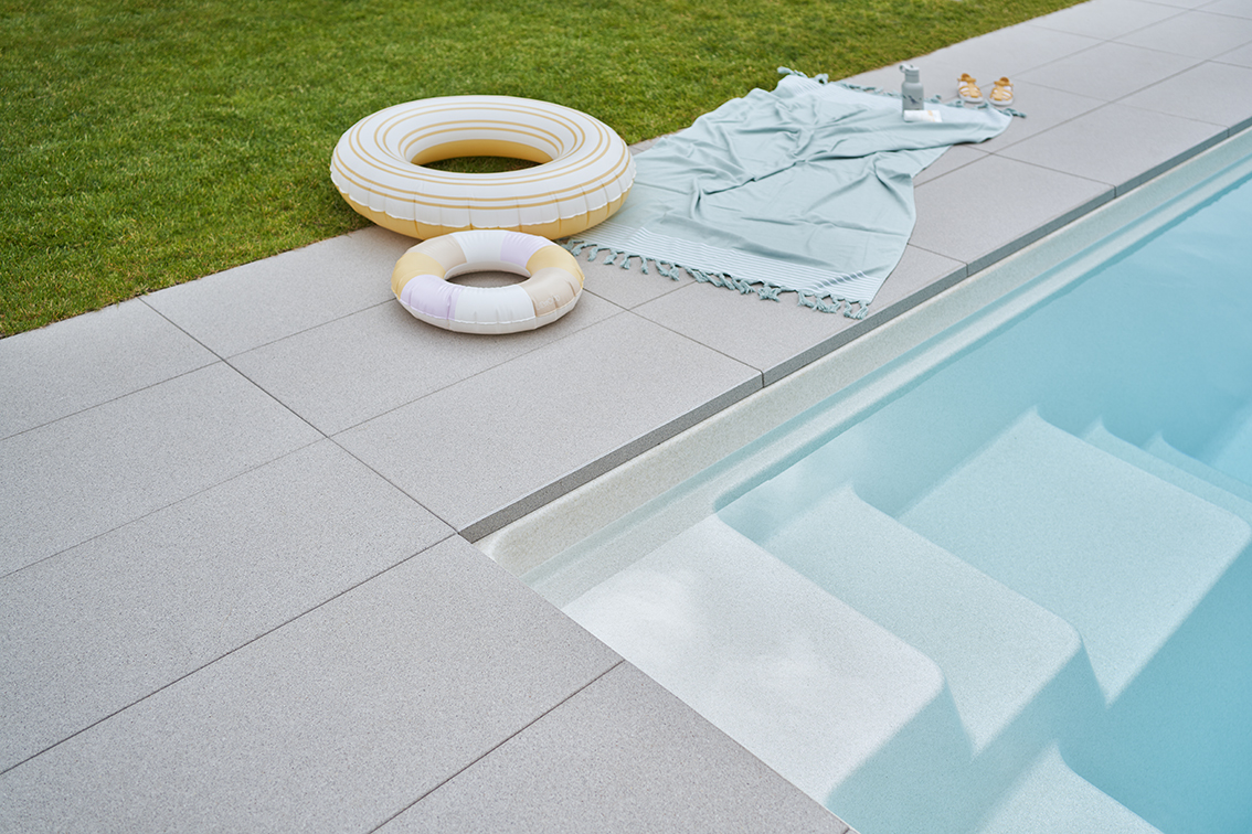 rinn-beton_HAU_220625_IRM-reh_1075_EBV_web.jpg Pool Ecke mit Schwimmreifen und Decke
