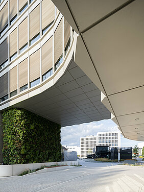 Rinn Pflaster auf dem Gelände der Schüco One in Bielefeld Kleinformatigespflaster