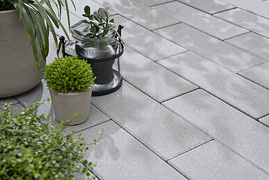 Jubiläumsstein von Rinn Beton und Naturstein Detailaufnahme des Rinn Jubiläumssteins in 40 x 15 cm plainstone elegant RI-02