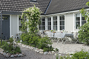 Hof mit Blumenbeeten und Terrasse Hof mit Blumenbeeten und Terrasse