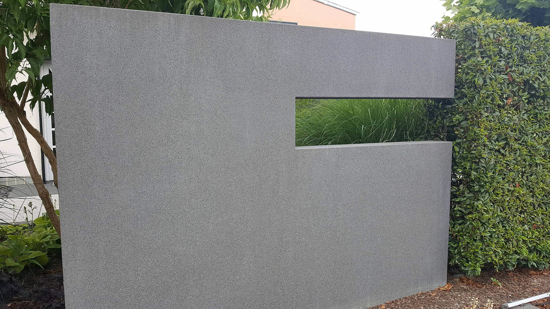 Mauerteil mit rechteckiger Aussparung. Als Fertigteil zu kaufen.