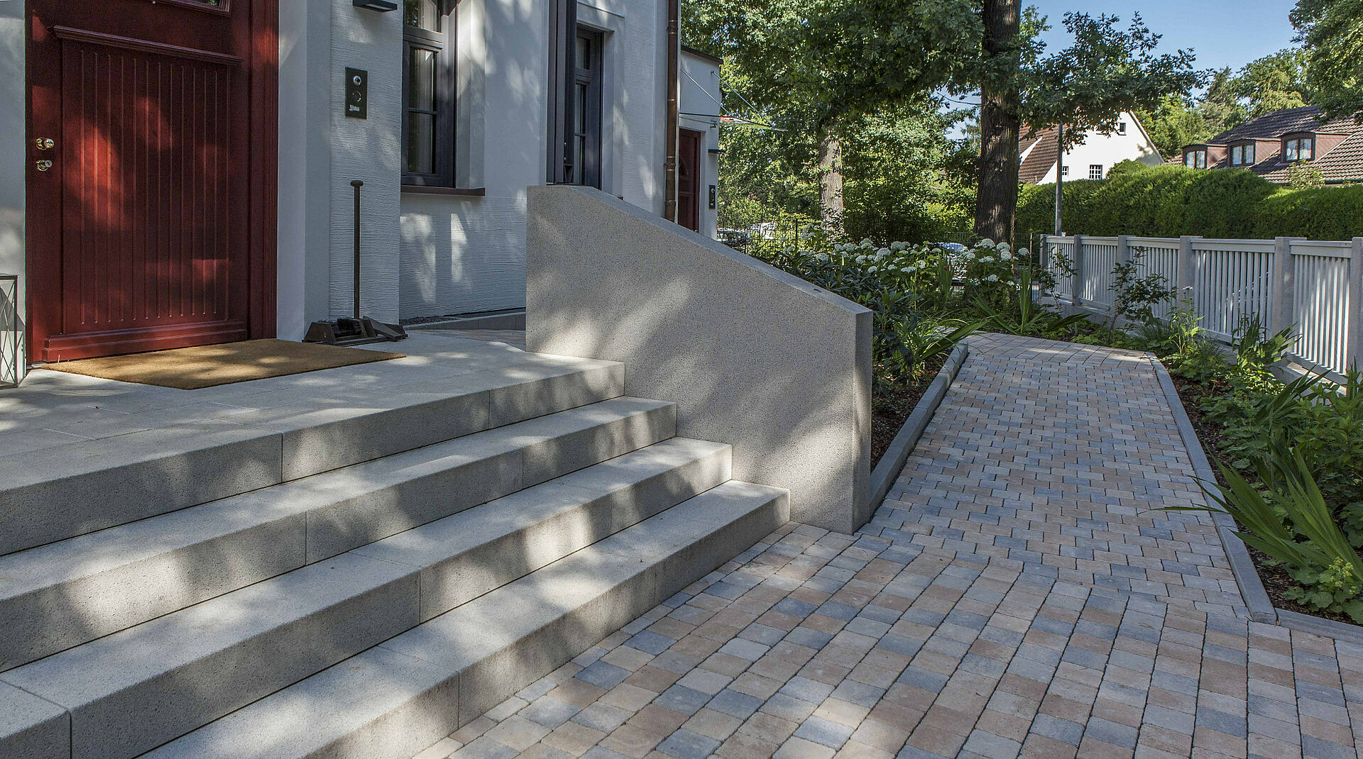 Die Außentreppe ist mit Mauerlementen eingefasst.