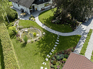 Renovierer Objekt mit Eingang, Terrasse und Teich