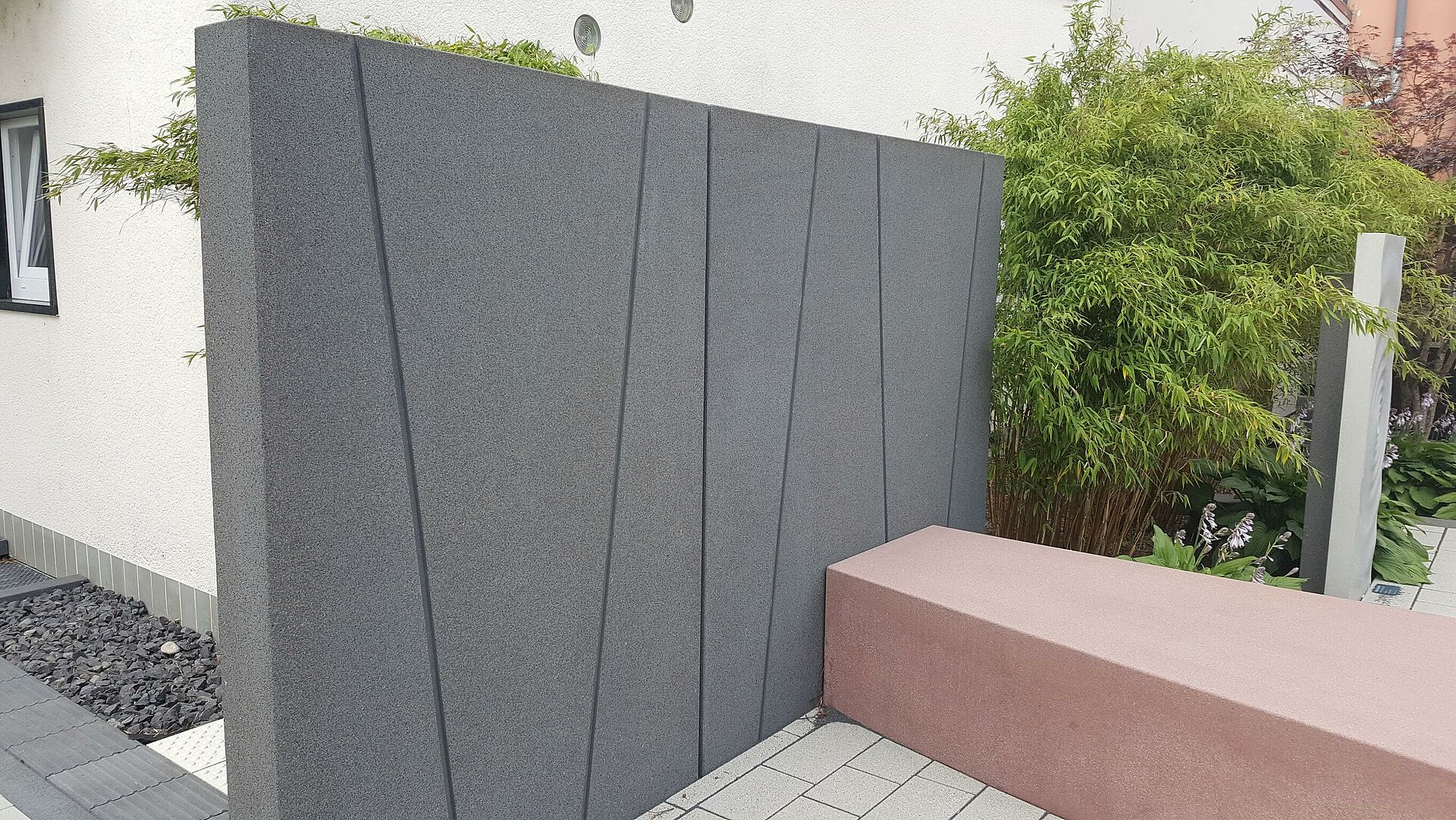 Mauerteil mit geraden Einschnitten, die Linien kreuzen sich.