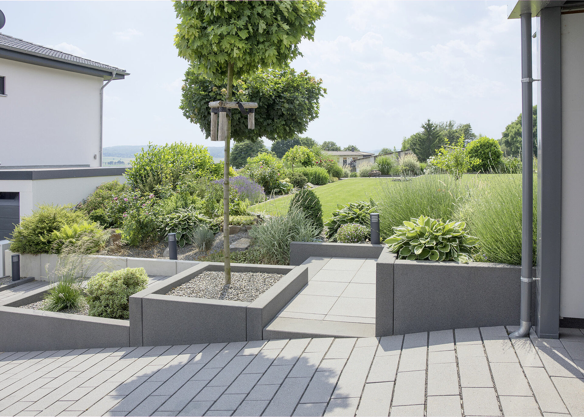 Mauerteile für bepflanzte Hochbeete im Eingangsbereich.