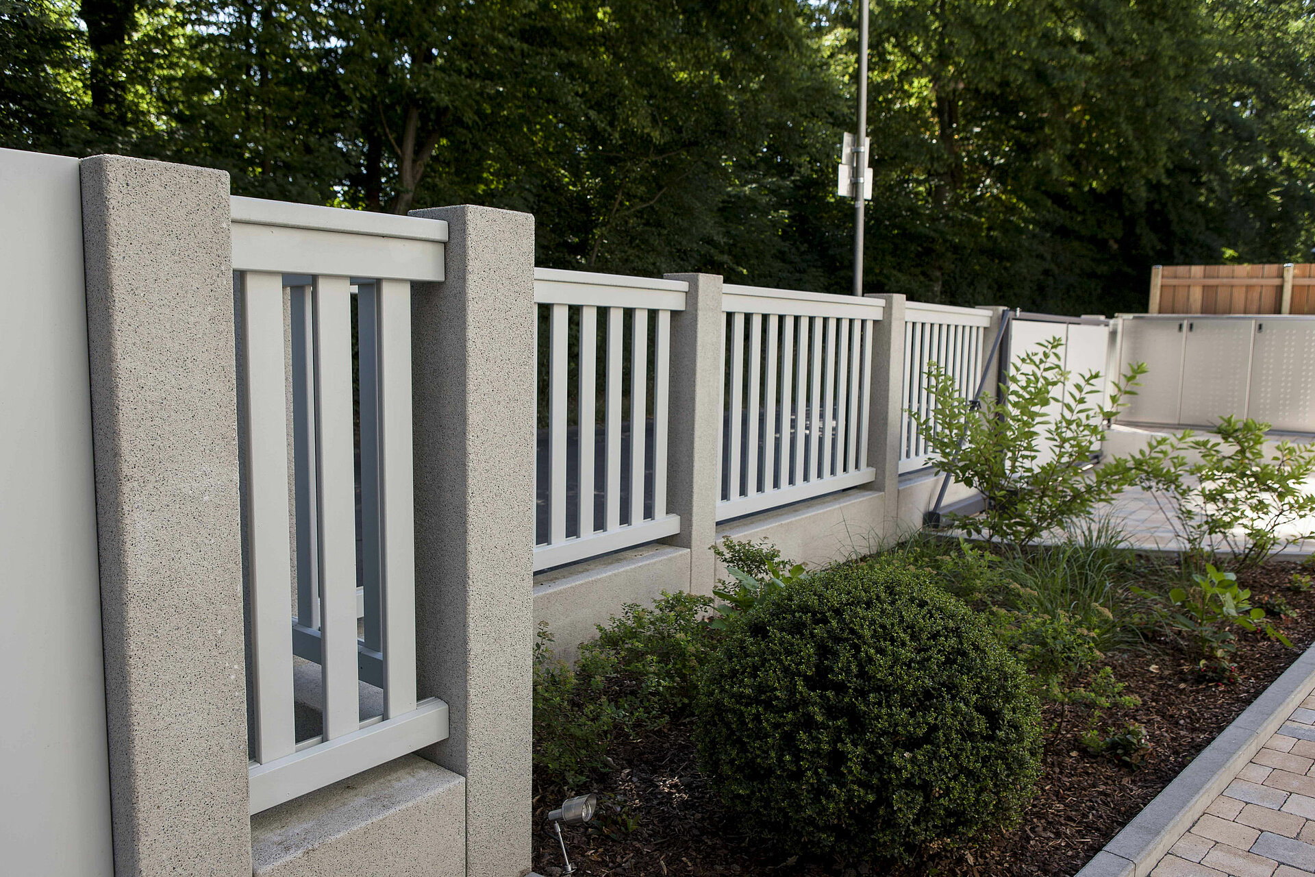 Blick auf den Zaun bestehend aus Pfeilern und befestigten Längsstreben.