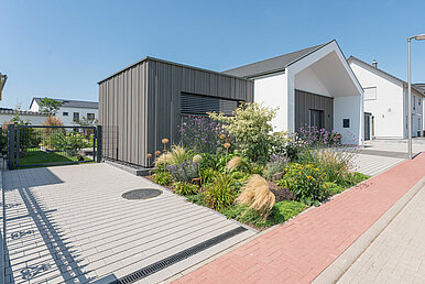 Gepflasterter Parkplatz mit wasserdurchlässigem Material