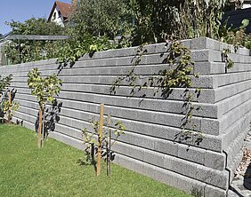 Eine günstige Lösung zur Hangbefestigung - die Tromalit Gartenmauer.