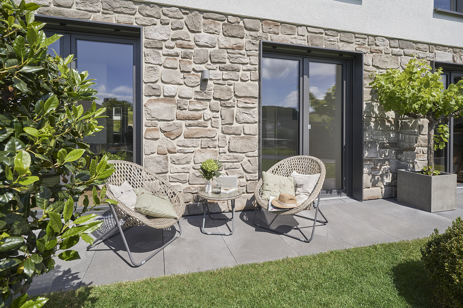 Gartenanlage mit Pool und Terrasse Gartenanlage mit Pool und Terrasse